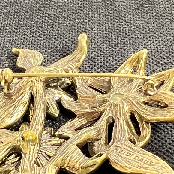 Heidi Daus Brooch Blue Flowers Signed Pin Forget Me Not Bouquet Crystals - Picture 8 of 14